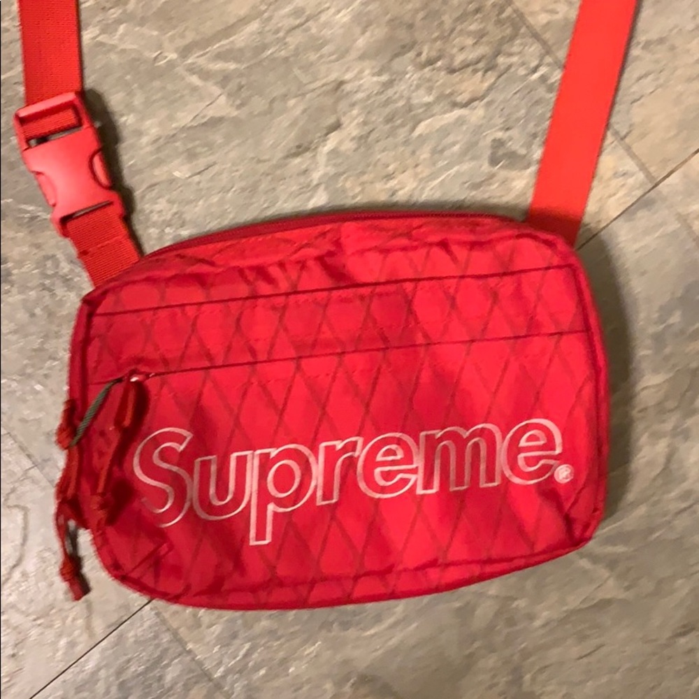 FW 18 shoulder bag red.